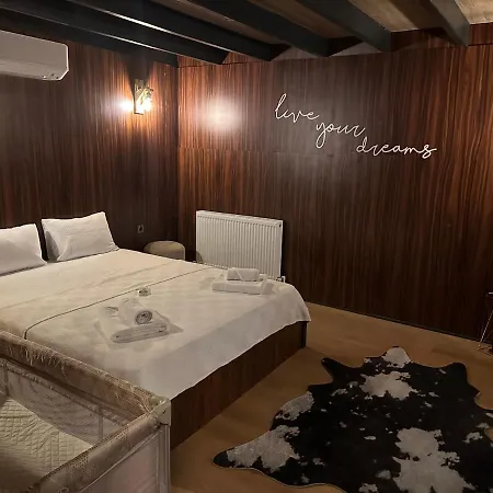 Sapanca'da 2+1 Istmali Kapali Yuezme Havuzlu 2+1 Ultra Konforlu Ahsap Villa *