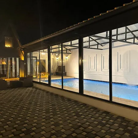 Sapanca'da 2+1 Istmali Kapali Yuezme Havuzlu 2+1 Ultra Konforlu Ahsap Villa Sapanca